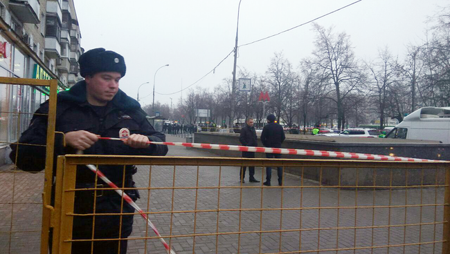 Сотрудник правоохранительных органов у пассажирского автобуса, въехавшего в остановку на Сходненской улице в Москве. 29 декабря 2017