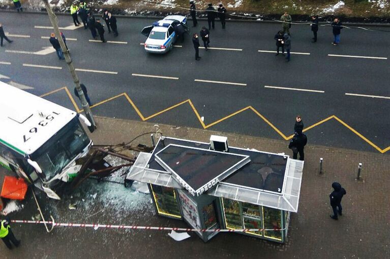 Пассажирский автобус въехал в остановку на Сходненской улице в Москве. 29 декабря 2017