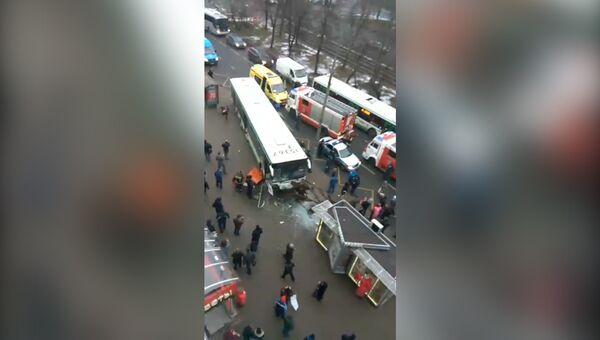 Автобус сбил людей у метро Сходненская в Москве. Кадры с места ДТП
