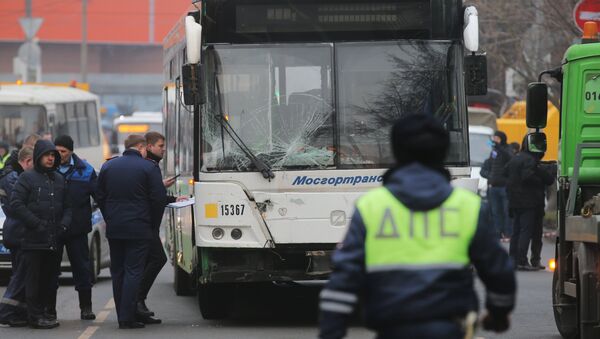 Эвакуация пассажирского автобуса, въехавшего в остановку на Сходненской улице в Москве. 29 декабря 2017