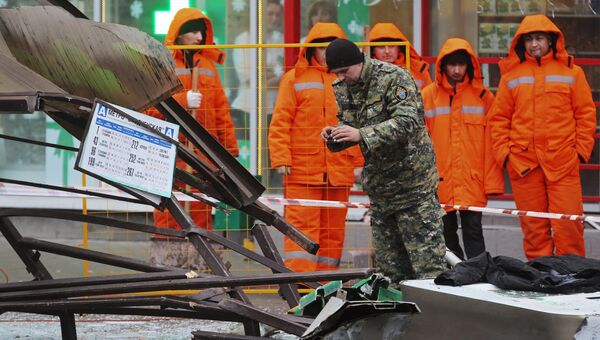 Сотрудник правоохранительных органов на месте наезда пассажирского автобуса на остановку на Сходненской улице в Москве. 29 дкабря 2017