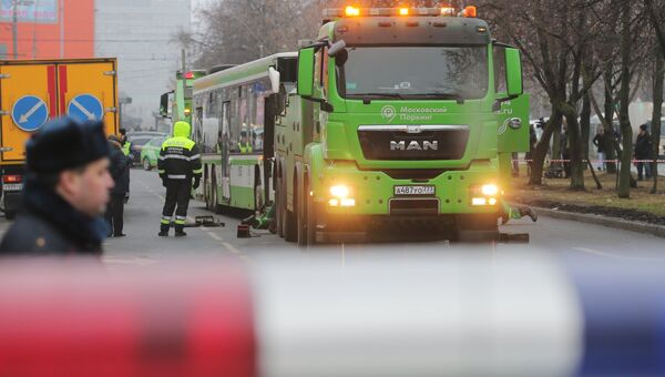 Эвакуация пассажирского автобуса, въехавшего в остановку на Сходненской улице в Москве. 29 декабря 2017