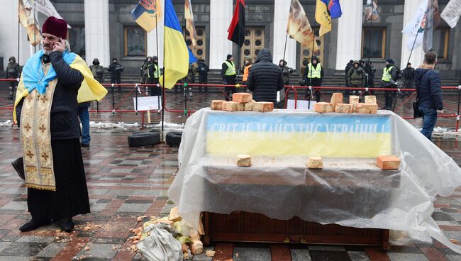 Акция протеста у здания Верховной рады в Киеве. Архивное фото