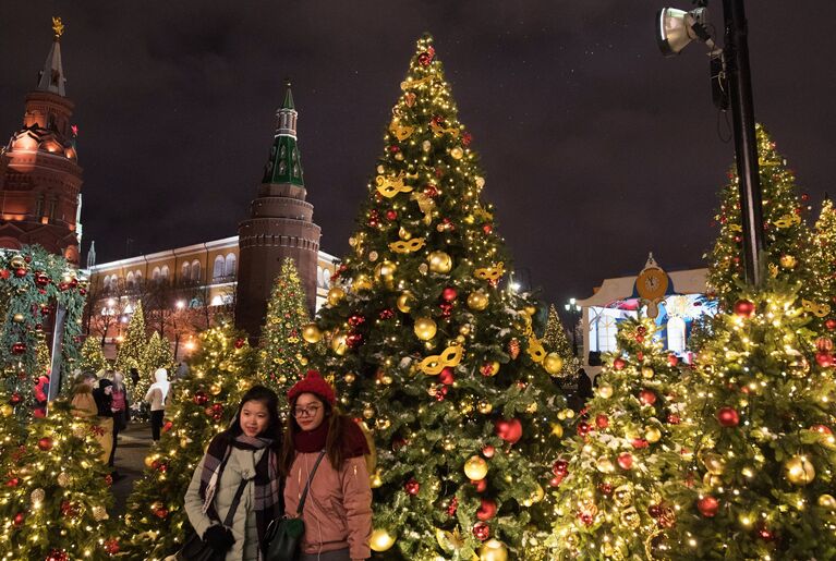 Туристы на новогодней ярмарке в центре Москвы