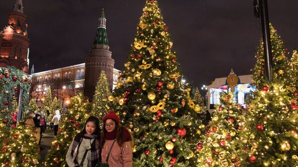 Туристы на новогодней ярмарке в центре Москвы