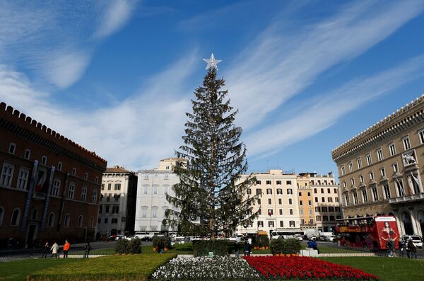 Рождественская елка в центре Рима, Италия. 19 декабря 2017 года