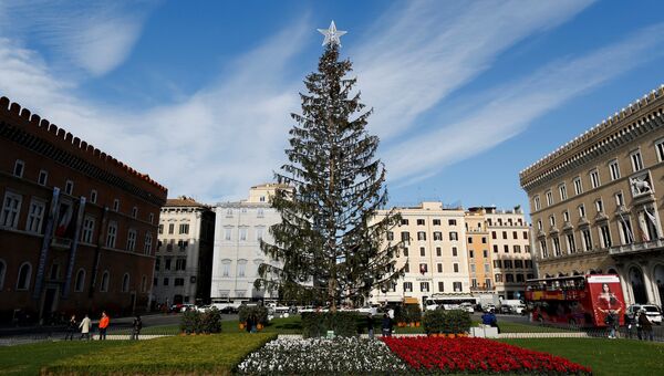 Рождественская елка в центре Рима, Италия. 19 декабря 2017 года