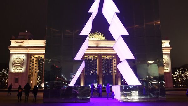 Посетители у новогодней елки, которая появилась напротив главного входа в Центральный парк культуры и отдыха имени М. Горького