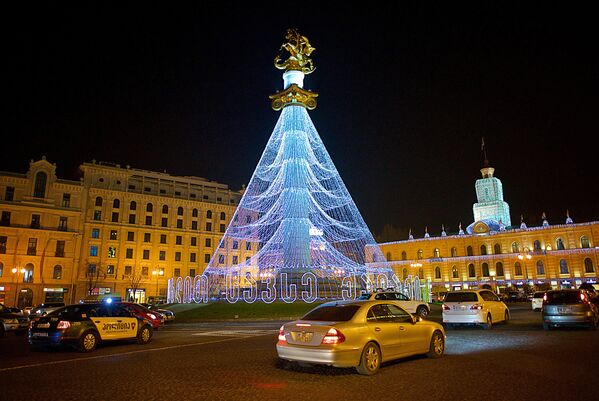 Новогодняя елка у здания парламента Грузии на площади Свободы в Тбилиси