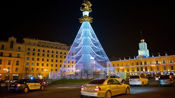 Новогодняя елка у здания парламента Грузии на площади Свободы в Тбилиси