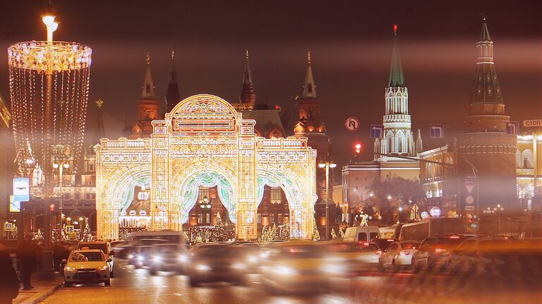 Москва радует москвичей в канун Нового года праздничным оформлением. Уникальная конструкция создана по мотивам архитектуры Малого театра на Большой Ордынке. Ширина - 26 метров, высота – 18 метров. К этой арке ведет одна из самых посещаемых улиц Москвы – Тверская. Состоит из трех арок с постепенным «сужением» каждой последующей, создавая эффект врат тоннельного типа, ведущих к интерактивной новогодней площадке «Сказочный лес». Москва радует москвичей в канун Нового года праздничным оформлением. Уникальная конструкция создана по мотивам архитектуры Малого театра на Большой Ордынке. Ширина - 26 метров, высота – 18 метров. К этой арке ведет одна из самых посещаемых улиц Москвы – Тверская. Состоит из трех арок с постепенным «сужением» каждой последующей, создавая эффект врат тоннельного типа, ведущих к интерактивной новогодней площадке «Сказочный лес».