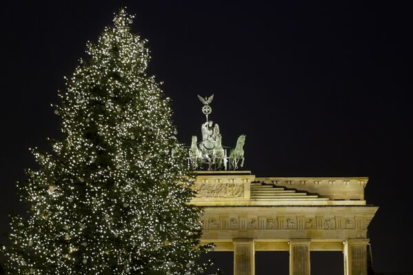 Рождественская елка возле Бранденбургских ворот в Берлине
