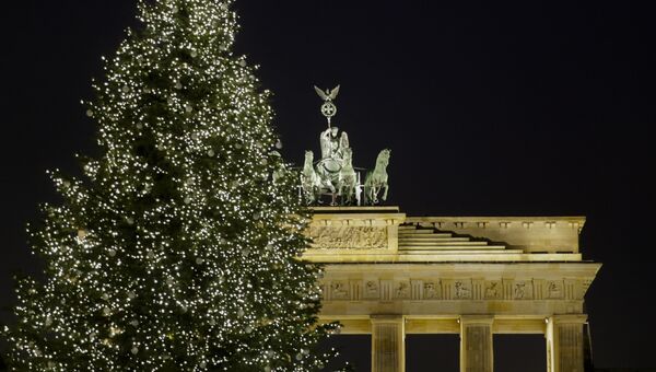 Рождественская елка возле Бранденбургских ворот в Берлине