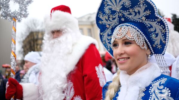 Участники во время праздничного шествия Дедов Морозов на одной из улиц в Краснодаре
