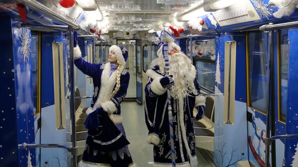 Дед Мороз и Снегурочка в вагоне тематического поезда, посвященного Новому 2018 году