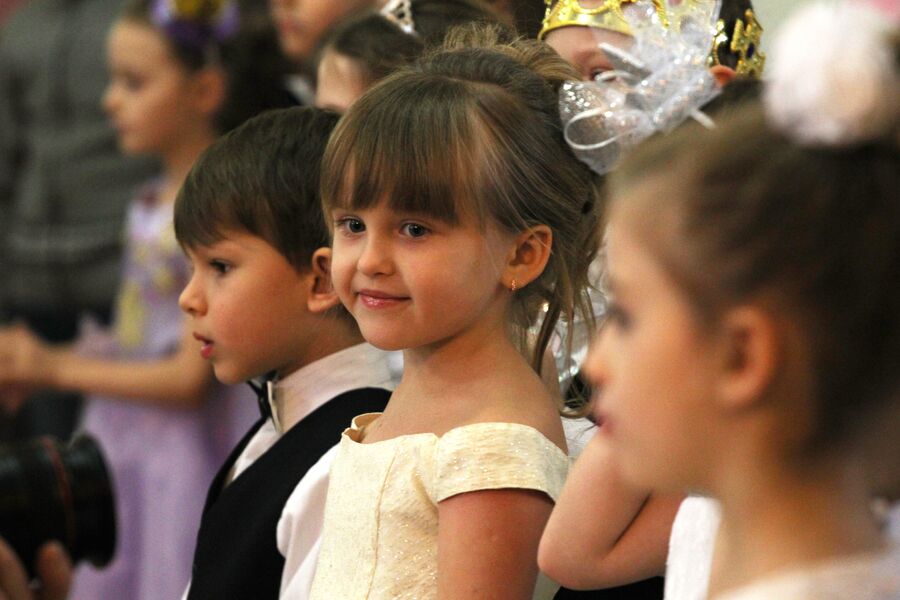 Дети на праздничном утреннике, город Комсомольск, ДНР