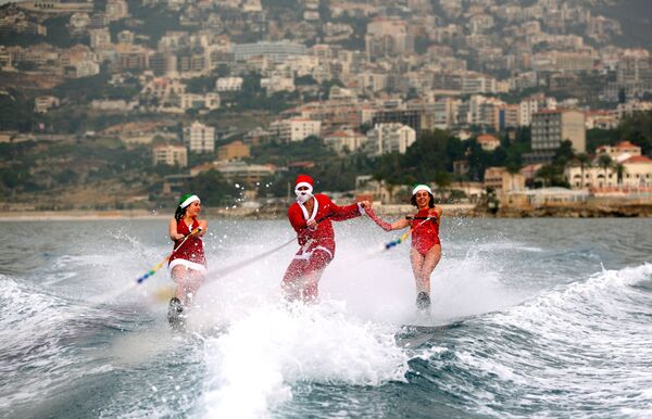Девушки на водных лыжах в костюмах Санта-Клаусов в заливе Джуния, Ливан