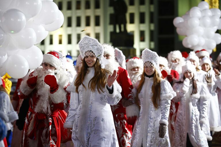 Участники новогоднего парада в костюмах Снегурочек и Дедов Морозов в Минске