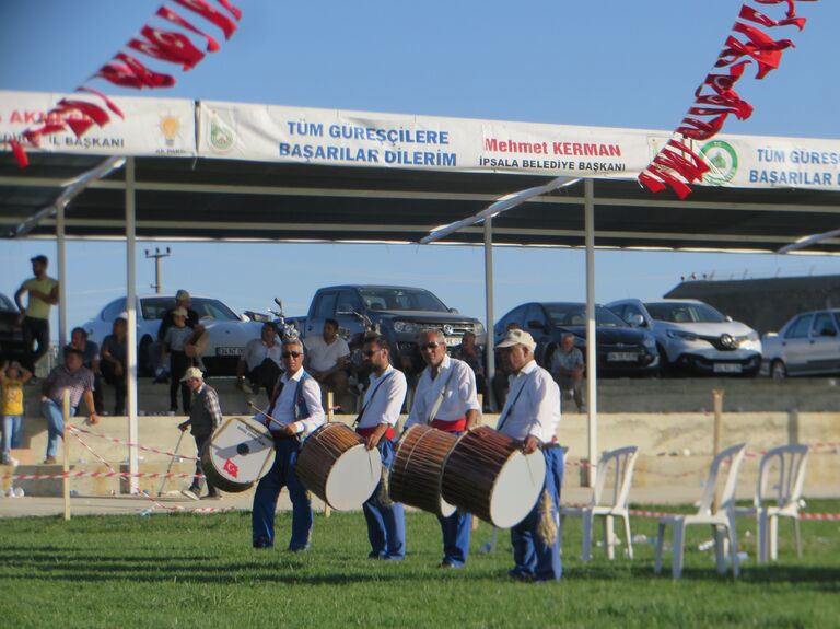 Музыканты во время соревнований по борьбе гюреш в городе Ипсала провинции Эдирне Музыканты во время соревнований по борьбе гюреш в городе Ипсала провинции Эдирне