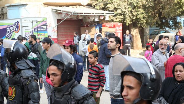 Сотрудники полиции у коптской церкви в городе Хелуан в пригороде Каира, где произошло нападение боевиков. 29 декабря 2017