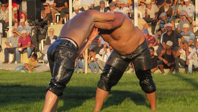 Моменты соревнований по борьбе гюреш в городе Ипсала провинции Эдирне