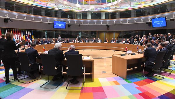 Министры иностранных дел и министры обороны стран Евросоюза на церемонии подписания пакта в сфере обороны. Архивное фото
