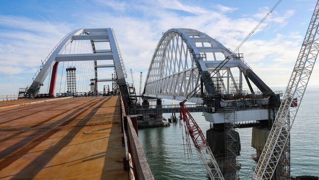 Строительство Крымского моста через Керченский пролив. Архивное фото