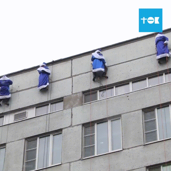 Деды Морозы-альпинисты спустились с крыш больниц, чтобы поздравить детей