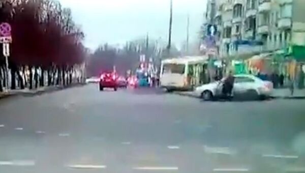 Опубликовано новое видео наезда автобуса на остановку в Москве