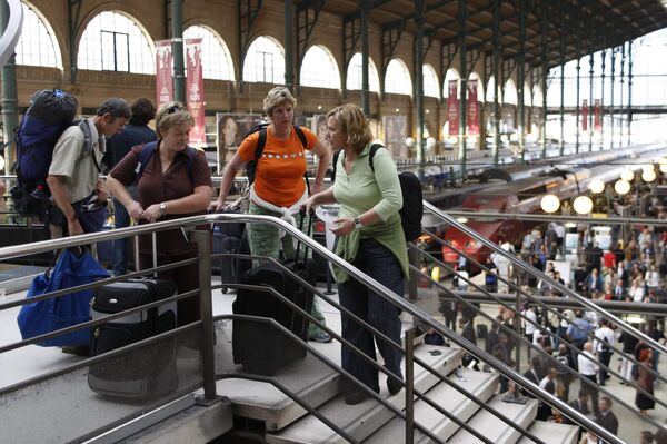 Пассажиры поезда Евростар на вокзале в Париже