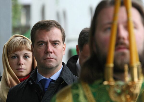 Президент России Дмитрий Медведев во время церемонии освящения возвращенных колоколов в Свято-Даниловом монастыре