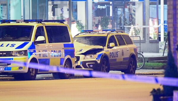 Пострадавшая от взрыва полицейская машина в городе Мальмё, Швеция. 29 декабря 2017