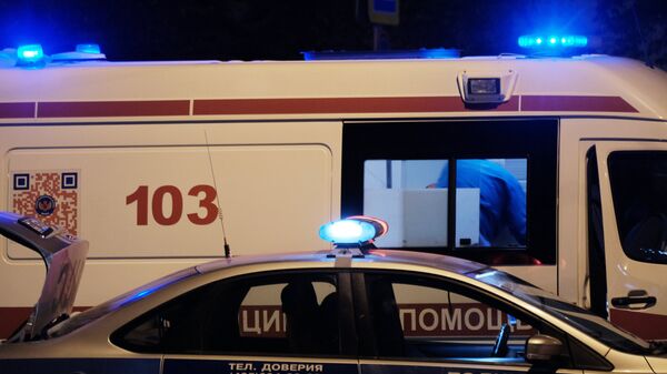 Автомобили полиции и скорой медицинской помощи на улице Москвы