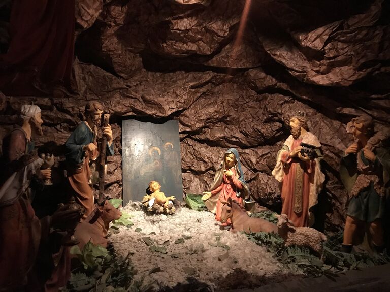 Представители Россотрудничества совместно с детьми и настоятелями наряжают елку в приюте при православной церкви святого Илии в Дамаске. 30.12.17 Представители Россотрудничества совместно с детьми и настоятелями наряжают елку в приюте при православной церкви святого Илии в Дамаске. 30.12.17