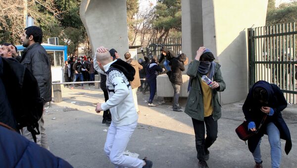 Иранские студенты во время протестов в Тегеране. Архивное фото