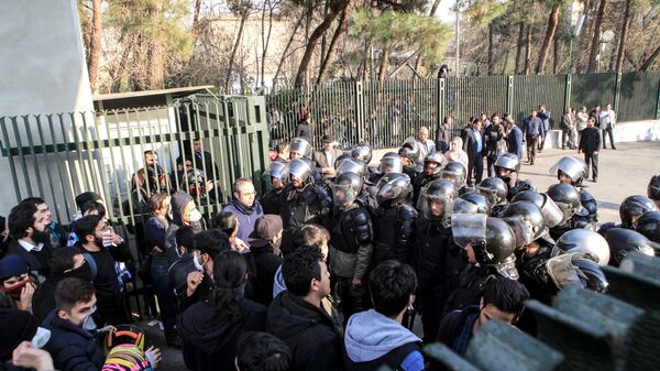 Иранские студенты во время протестов в Тегеране. 30 декабря 2017