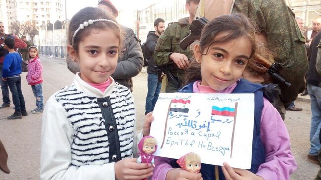 Вручение новогодних подарков от российских школьников сирийским детям. 
