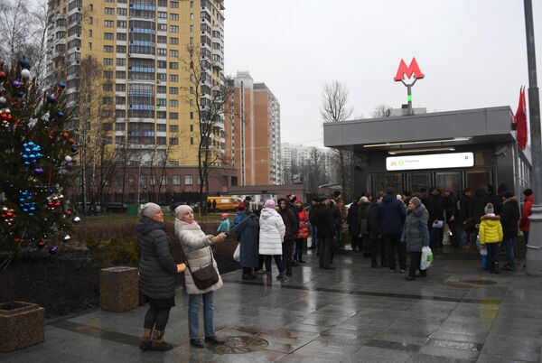 Пассажиры у вестибюля станции метро Ховрино Пассажиры у вестибюля станции метро Ховрино