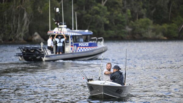 Полиция на месте крушения самолета на реке Хоксбери, Австралия. 31 декабря 2017