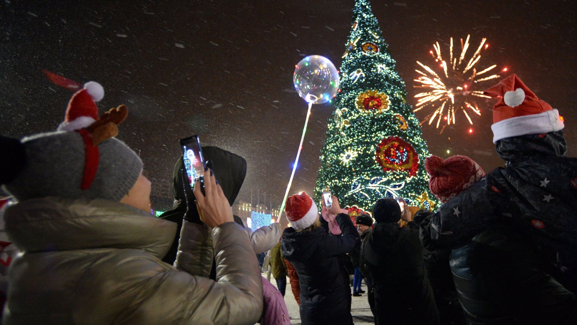 Праздничный салют во время празднования Нового года во Владивостоке. 31 декабря 2017 - РИА Новости, 1920, 17.12.2021