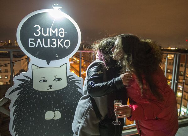 Девушки во время празднования Нового года на крыше лофт-проекта Этажи в Санкт-Петербурге