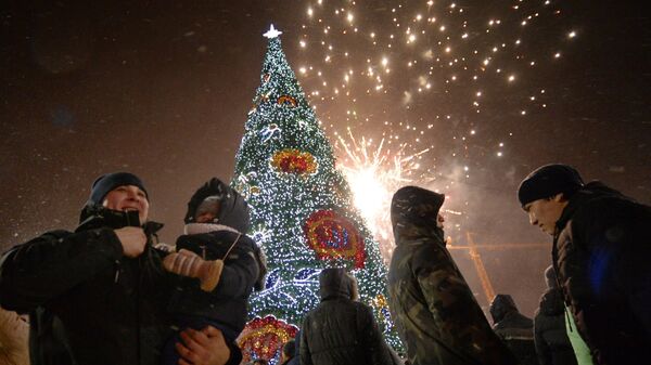 Праздничный салют во время празднования Нового года во Владивостоке