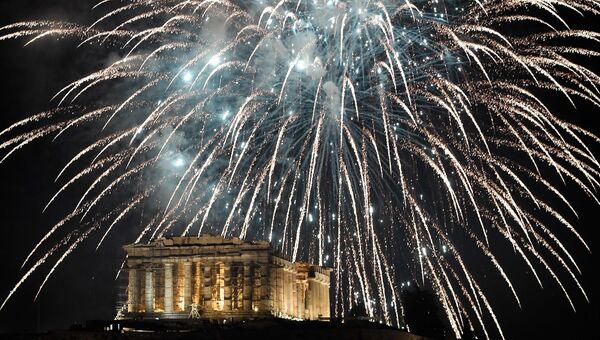 Праздничный салют во время празднования Нового года в Афинах, Греция