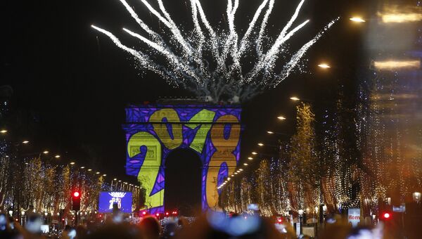 Праздничный салют над Триумфальной аркой во время празднования Нового года в Париже. Архивное фото