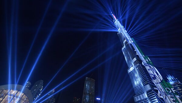 Лазерное шоу в самой высокой башне в мире Бурдж-Халифе во время празднования Нового года, Дубаи. 31 дкабря 2017