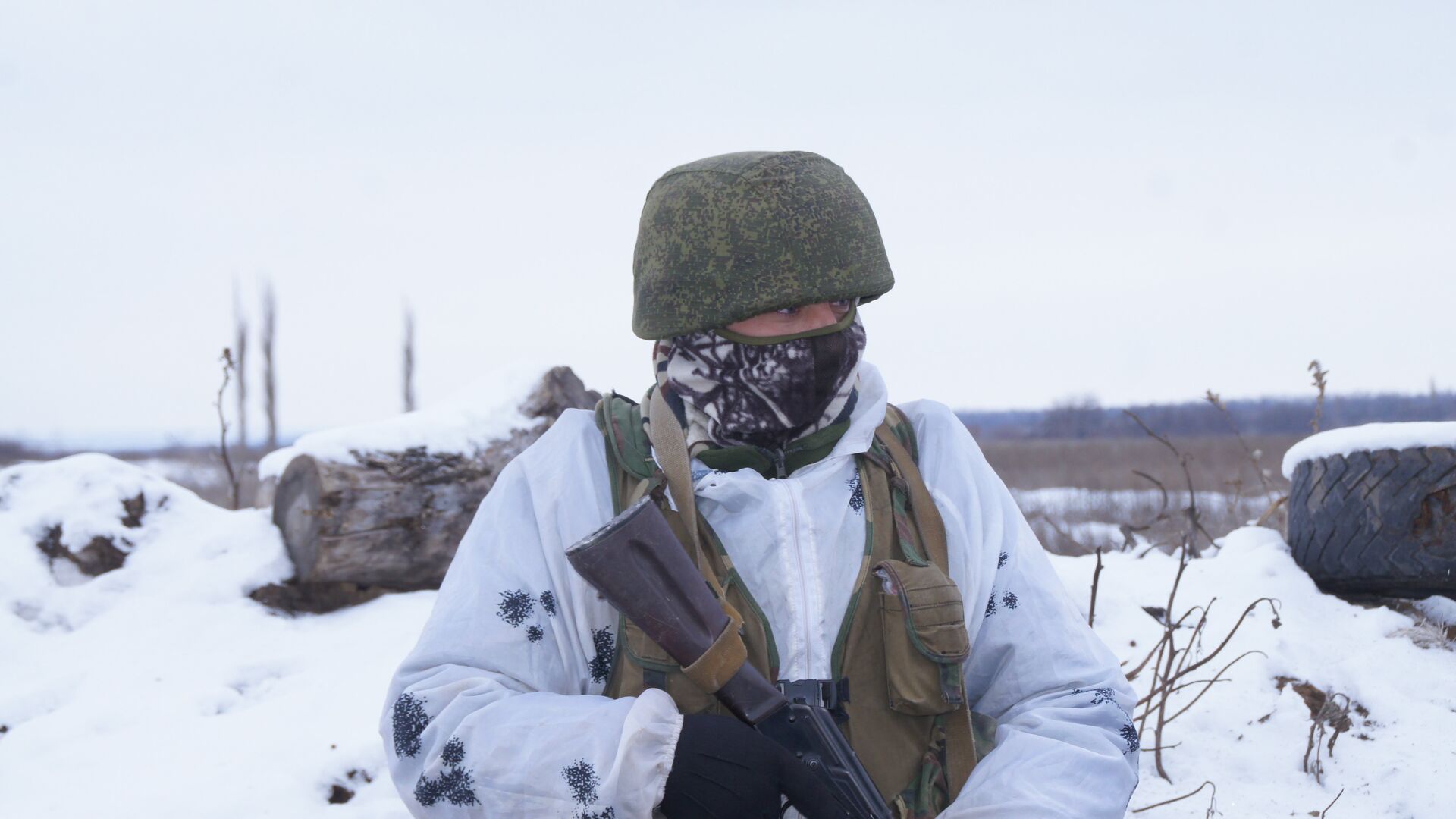 Военнослужащий Народной милиции ЛНР на передовой позиции в Донбассе - РИА Новости, 1920, 10.03.2021