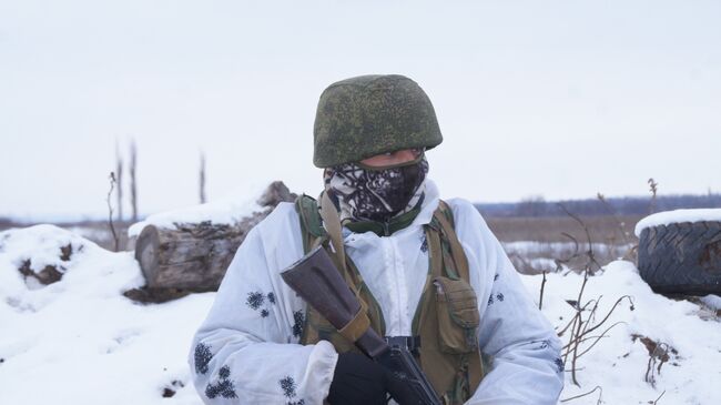 Военнослужащий Народной милиции ЛНР на передовой позиции в Донбассе. Архивное фото