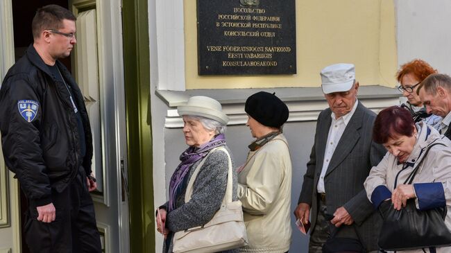 Избиратели в единый день голосования у входа в консульский отдел посольства России в Таллине