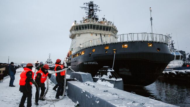 Дизель-электрический ледокол Илья Муромец на базе в Североморске. 2 января 2018