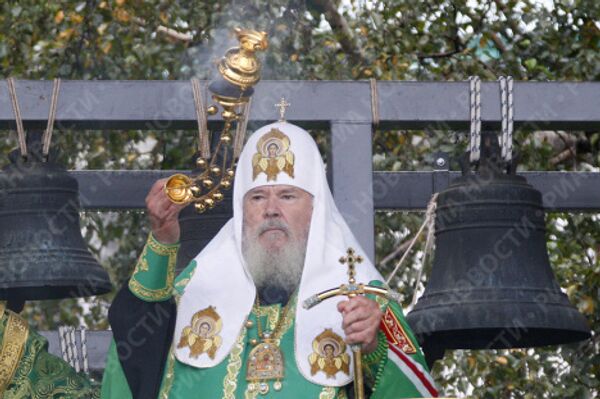 Патриарх Московский и всея Руси Алексий II во время церемонии освящения исторических даниловских колоколов Свято-Данилова монастыря 